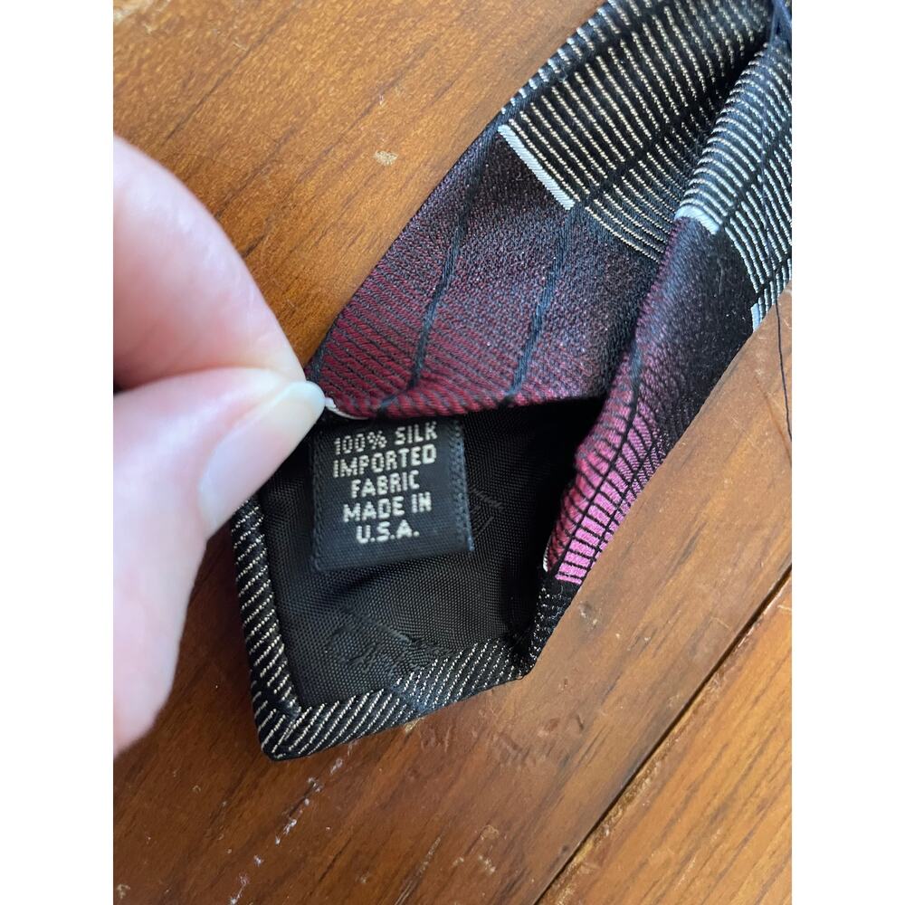 Murano Striped Mens Tie 100% Silk Made in USA Mens Red Gray Geometric Design - Picture 4 of 6